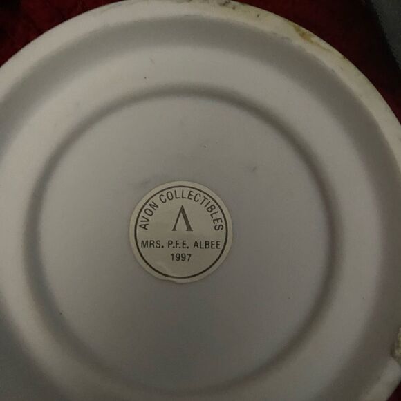 AVON PRESIDENTS CLUB MRS PFE ALBEE  (2) DOMED PORCELAIN MINI FIGURINE, 1996/1997 - Picture 10 of 11
